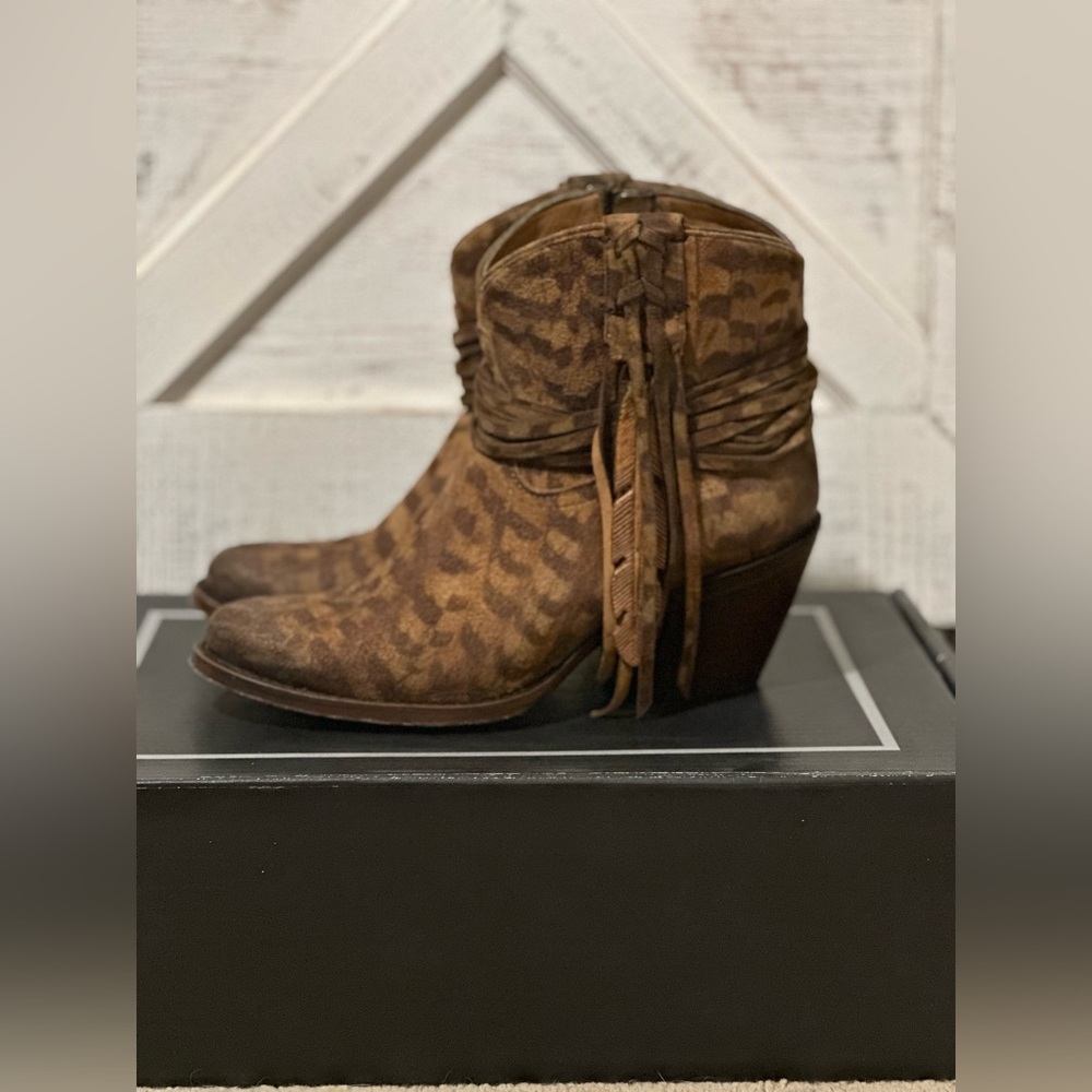 LUCCHESE WOMEN'S HANDMADE ROBYN HAND
TOOLED FEATHER BOOTIES - ROUND TOE - Picture 10 of 14